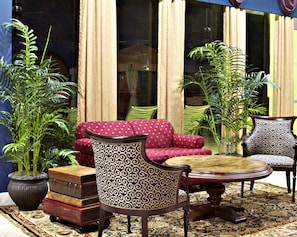Coin salon dans le hall