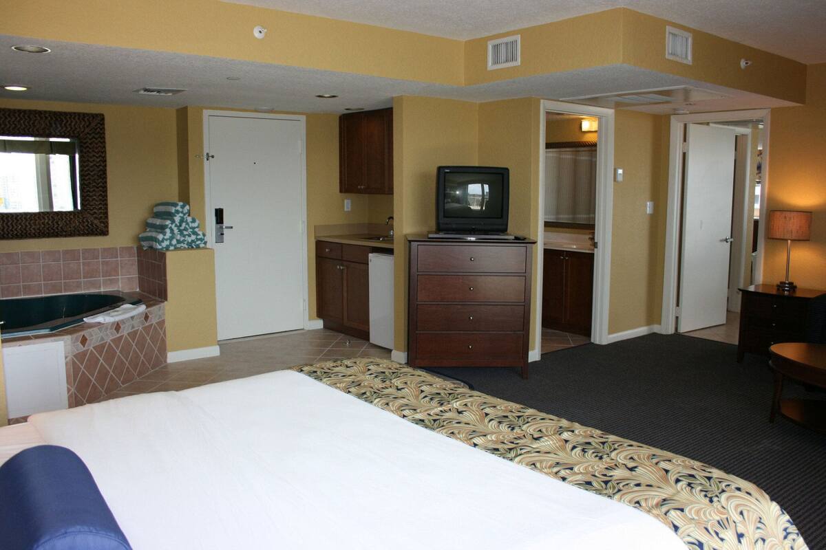 In-room safe, iron/ironing board, WiFi (free), bed sheets