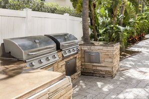 BBQ/picnic Area - Club Wyndham Santa Barbara (Pompano Beach)