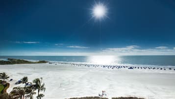 En la playa, arena blanca
