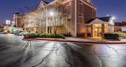 HomeTowne Studios by Red Roof Atlanta - Chamblee