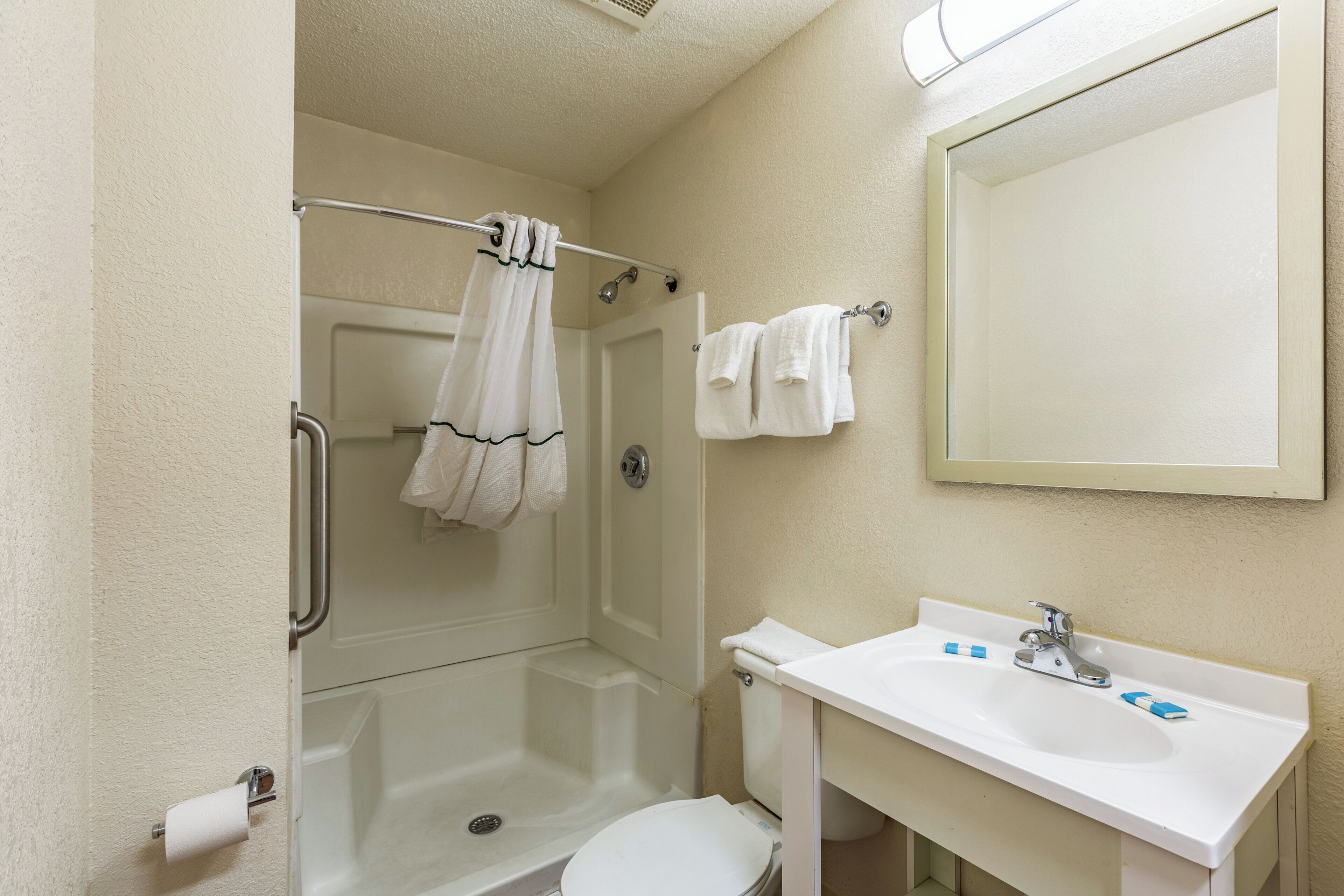 Un baño con bañera, inodoro, lavabo y espejo.