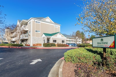 HomeTowne Studios by Red Roof Atlanta - Chamblee