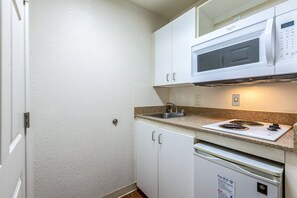 Frigorífico, microondas y placa de cocina
