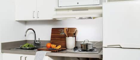 Refrigerador con congelador, microondas y horno