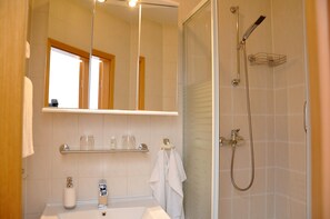 Shower, hair dryer, towels - Hotel an der Kapelle (Meiningen)