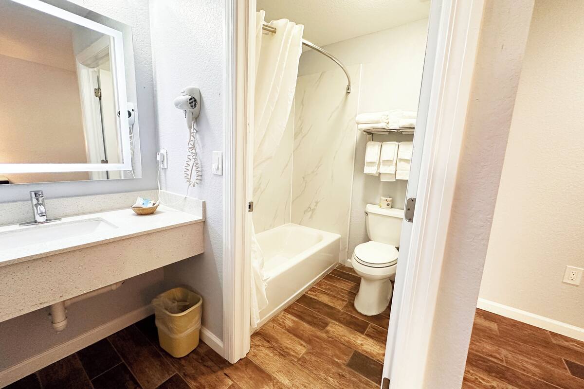 standard room, 1 king bed, non smoking | bathroom | combined shower/bathtub, hair dryer, towels
