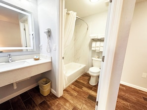 Standard Room, 1 King Bed, Non Smoking | Bathroom