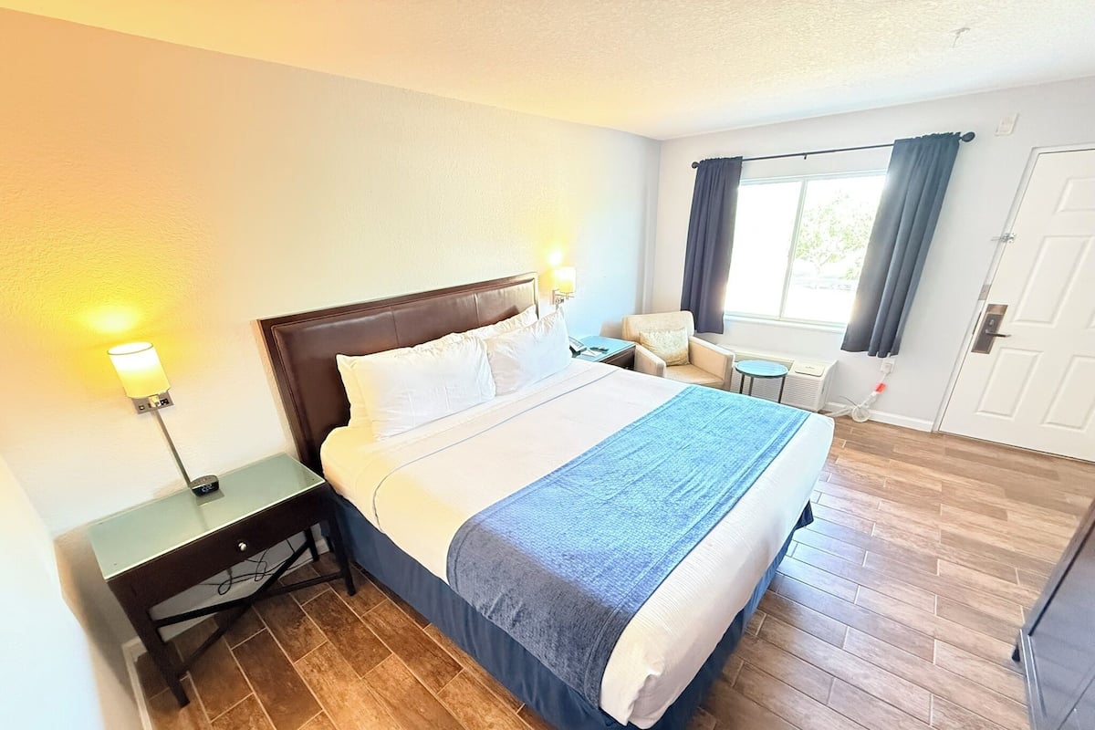 Habitación estándar, 1 cama de matrimonio grande, no fumadores | Cortinas opacas, tabla de planchar con plancha, wifi gratis