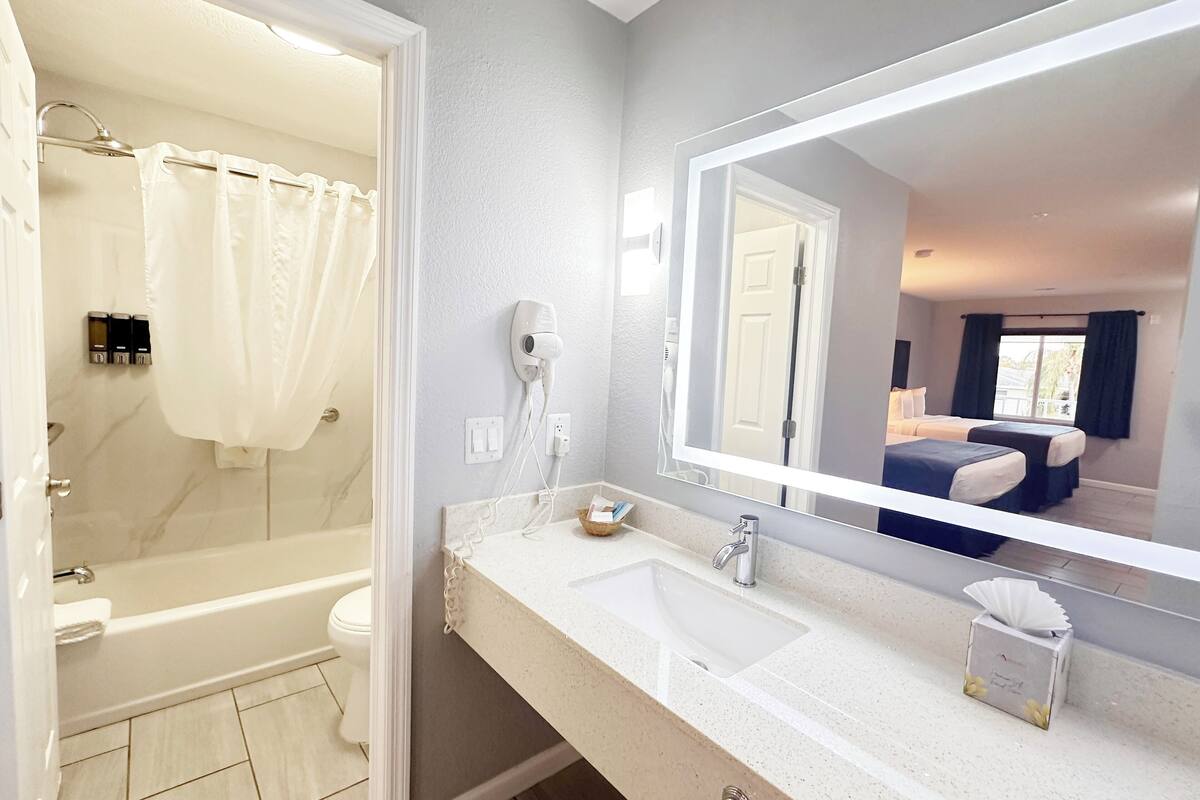 standard room, 2 queen beds, non smoking | bathroom | combined shower/bathtub, hair dryer, towels