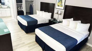 Camera Deluxe, 2 letti queen, non fumatori, frigorifero e microonde | Tende oscuranti, ferro/asse da stiro, Wi-Fi gratuito, lenzuola