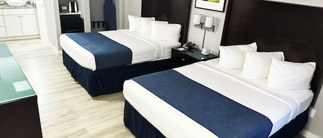 Chambre Deluxe, 2 grands lits, non-fumeur, réfrigérateur et four à micro-ondes