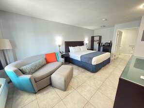 Blackout drapes, iron/ironing board, free WiFi, bed sheets - Lantern Inn & Suites (Sarasota)