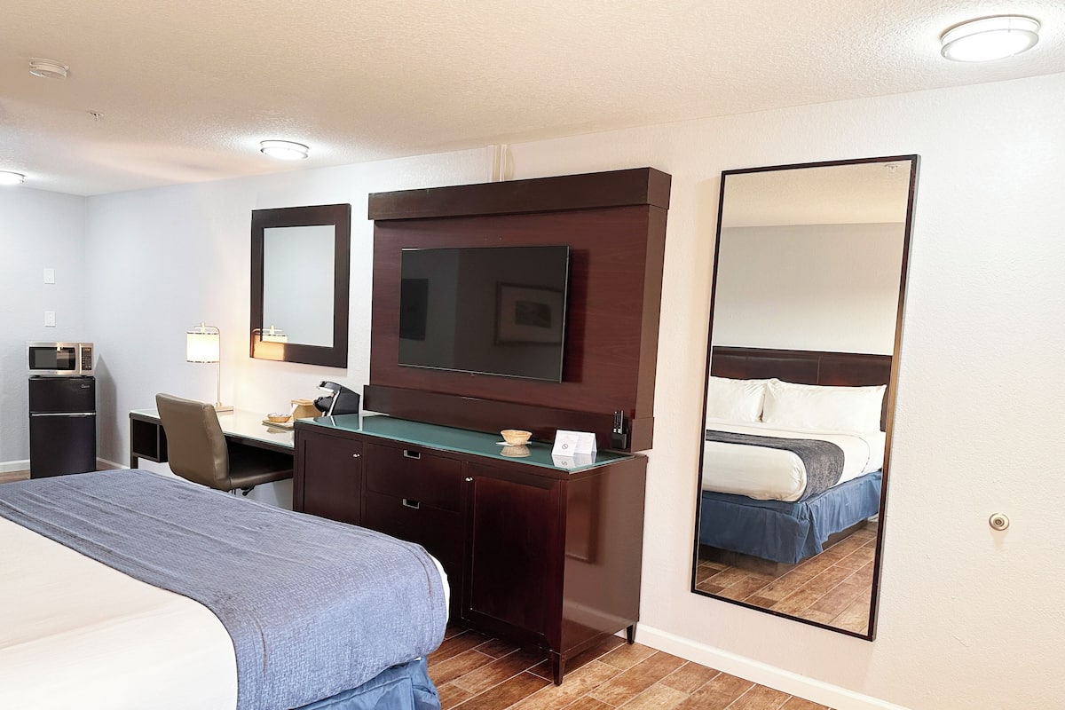 Standard Room, 1 King Bed, Non Smoking | Blackout drapes, iron/ironing board, free WiFi, bed sheets