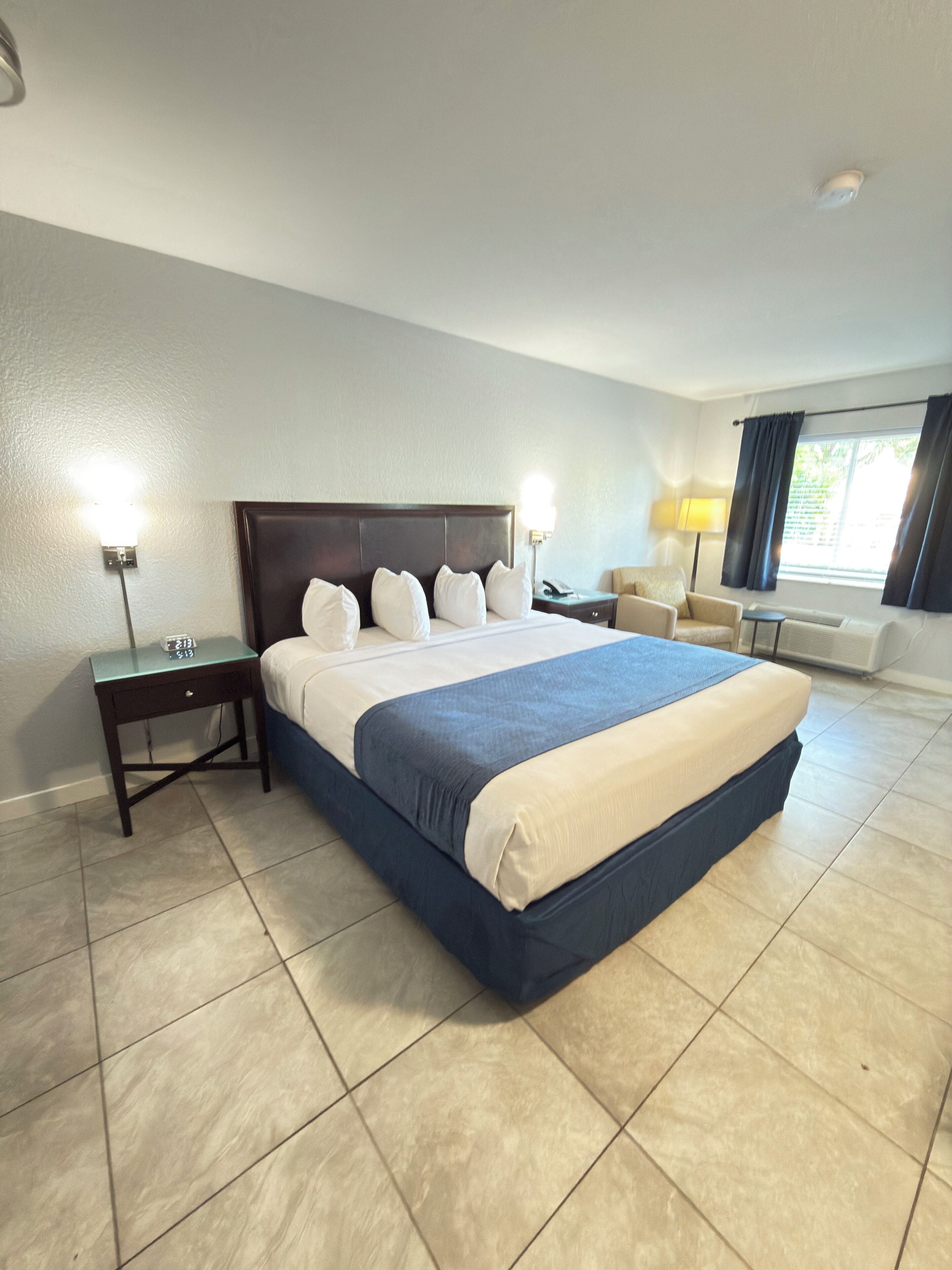 Rom – standard, 1 kingsize-seng, ikke-røyk | Blendingsgardiner, strykejern/-brett, wi-fi (inkludert) og sengetøy