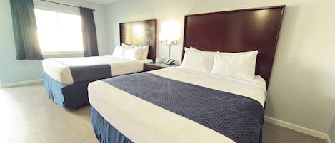 Escritorio, espacio para trabajar con un portátil, cortinas opacas