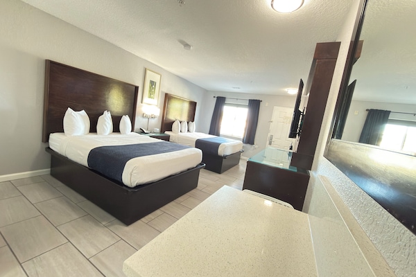 Tirai kedap cahaya, setrika/meja setrika, Wi-Fi gratis, dan seprai linen