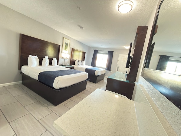 Blackout drapes, iron/ironing board, free WiFi, bed sheets - Lantern Inn & Suites (Sarasota)