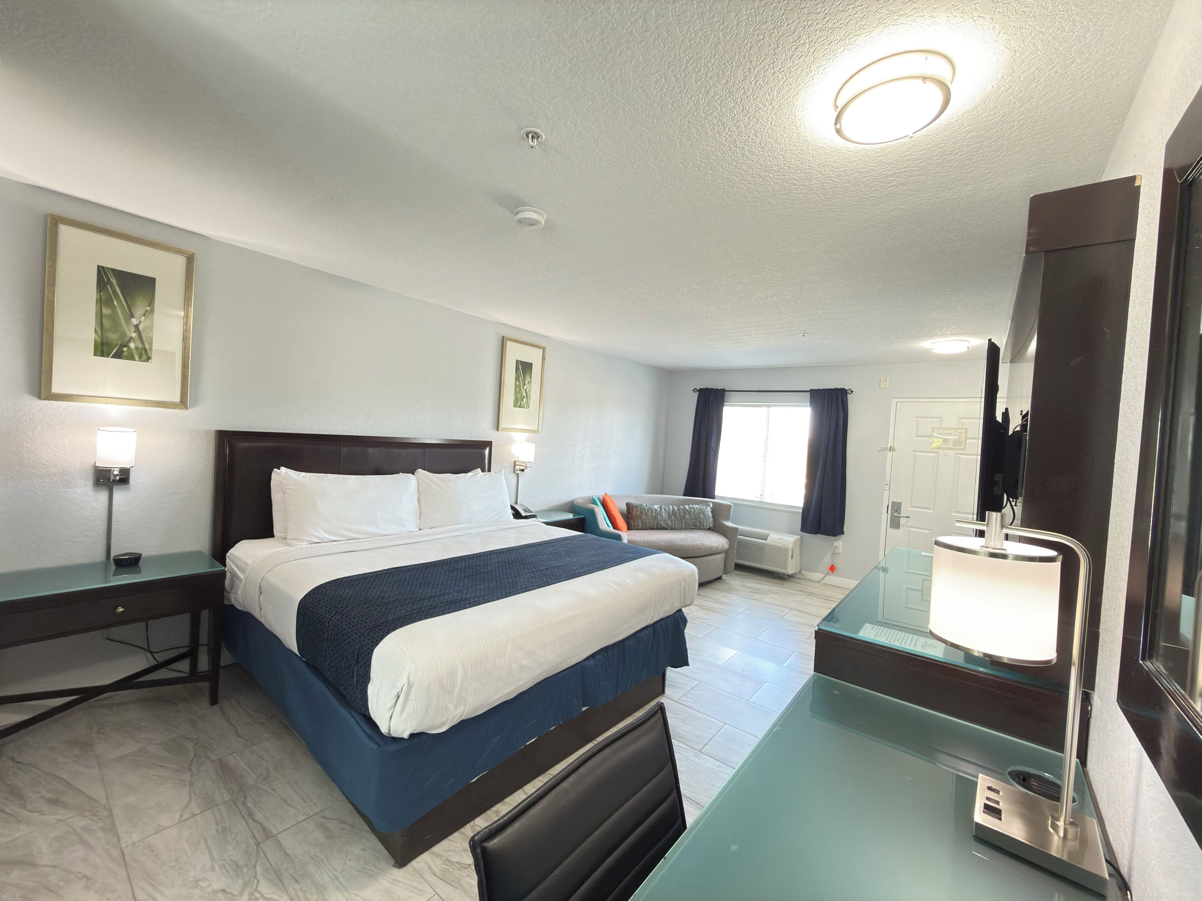 Blendingsgardiner, strykejern/-brett, wi-fi (inkludert) og sengetøy