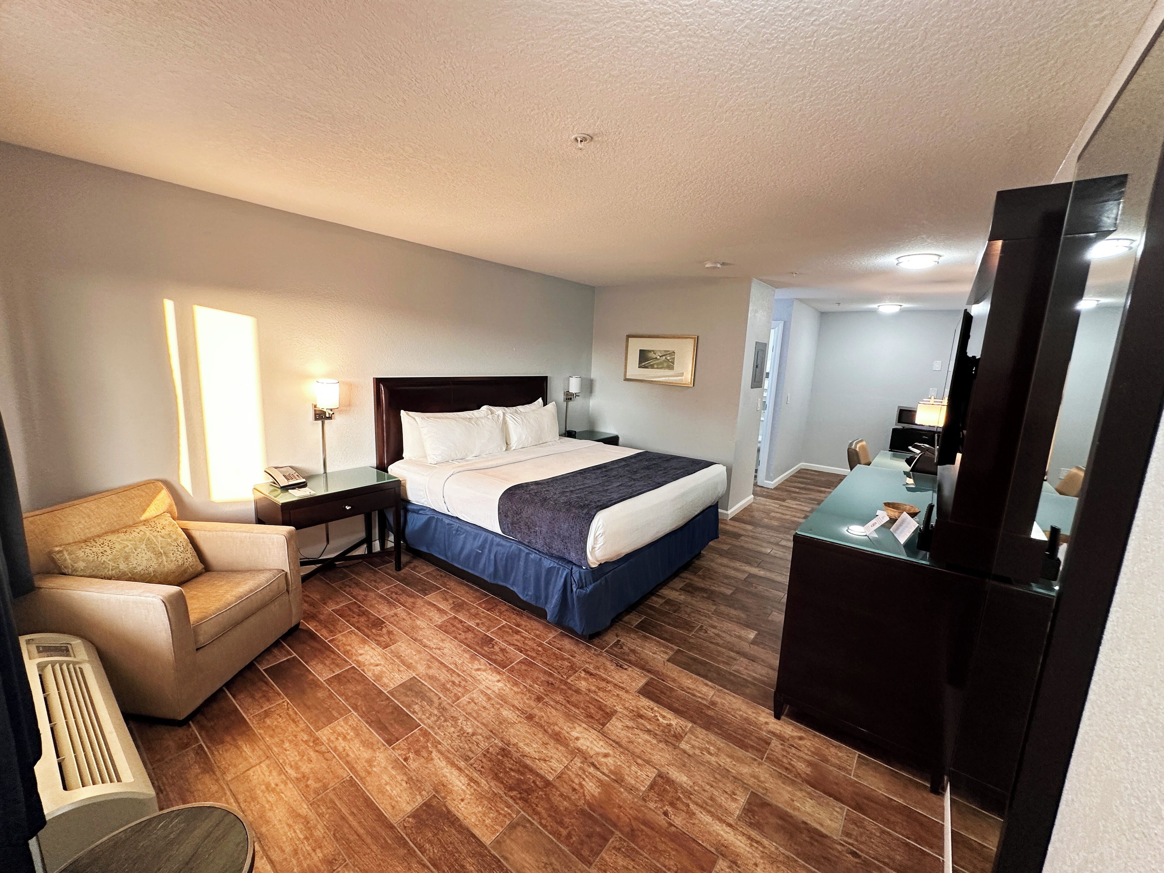 standard room, 1 king bed, non smoking | blackout curtains, iron/ironing board, free wifi, bed sheets