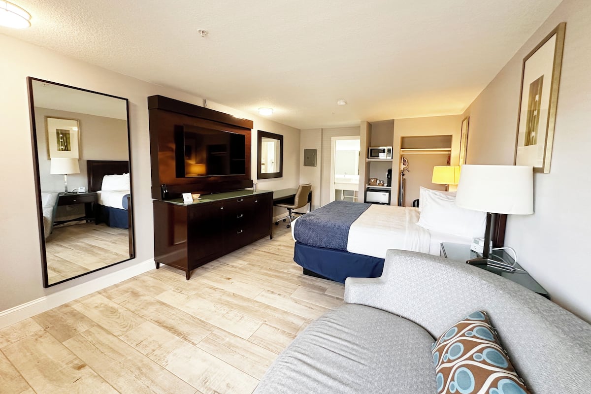 Blackout drapes, iron/ironing board, free WiFi, bed sheets
