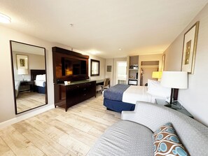 Tirai kedap cahaya, setrika/meja setrika, Wi-Fi gratis, dan seprai linen