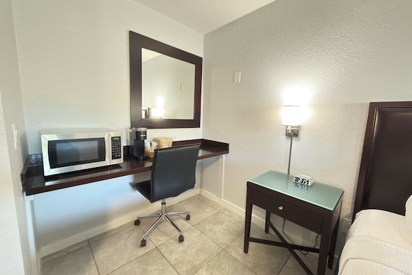 Standard Room, 1 Katil Raja (King), Non Smoking | Langsir/tirai gelap terus, seterika/papan seterika, Wi-fi percuma