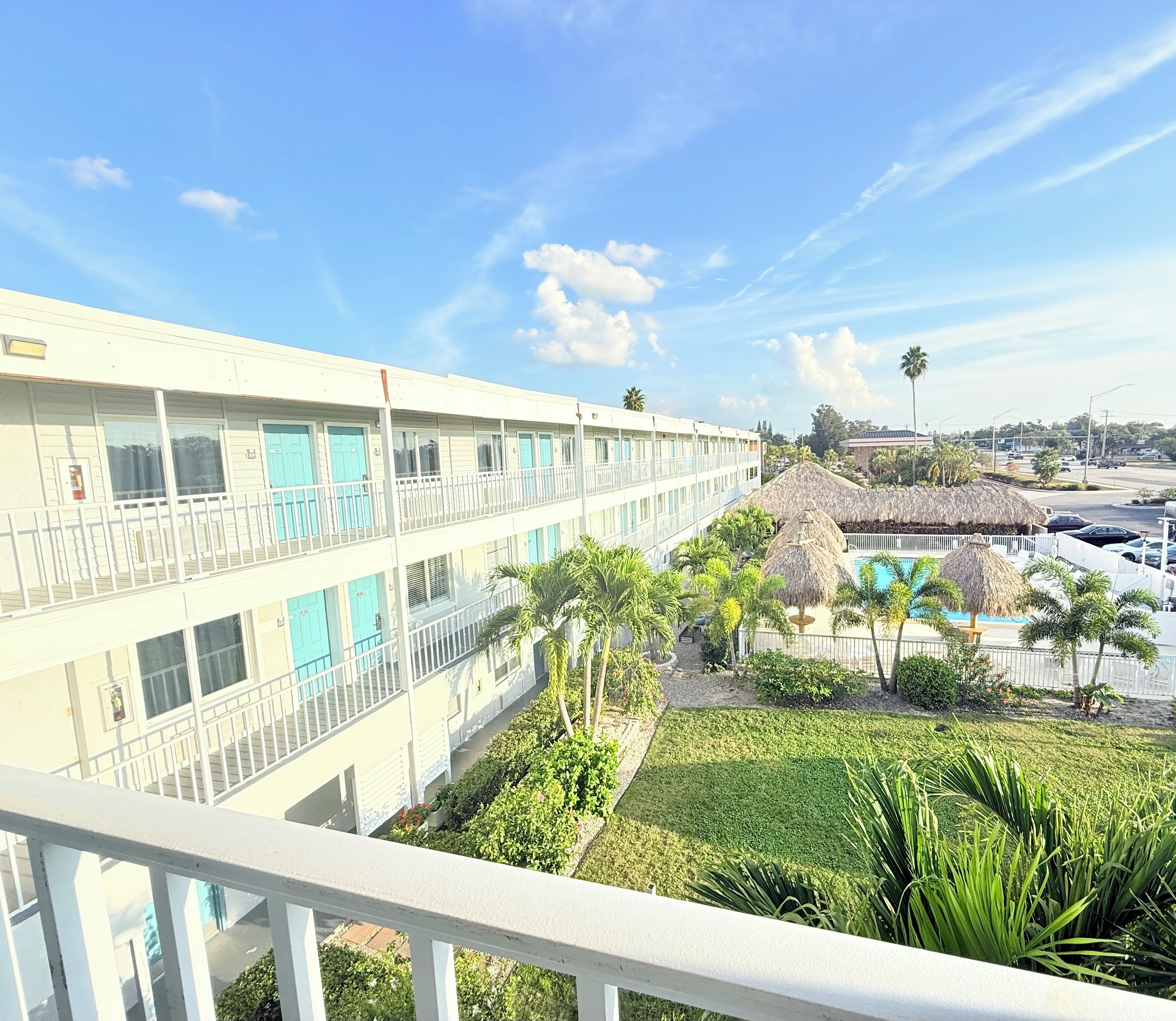 إطلالة على الفناء