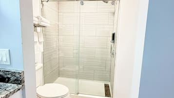 Kamar Deluks, 1 Tempat Tidur King dengan tempat tidur Sofa, Bebas Asap Rokok (Walk-In Shower) | Kamar mandi | Kombinasi shower/bathtub, pengering rambut, handuk, dan sabun