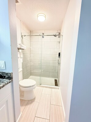 Deluxe-Zimmer, 1 King-Bett und Schlafsofa, Nichtraucher (Walk-In Shower) | Badezimmer | Duschwanne, Haartrockner, Handtücher, Seife