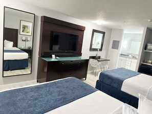 Habitació Deluxe, 2 llits de matrimoni, no fumadors, frigorífic i microones | Escriptori, espai de treball apte per a portàtils i cortines opaques 