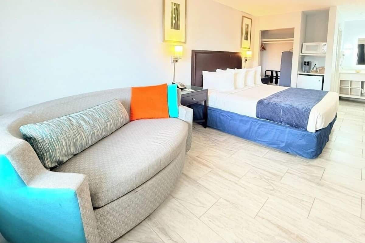 Kamar Deluks, 1 Tempat Tidur King dengan tempat tidur Sofa, Bebas Asap Rokok (Bathtub) | Tirai kedap cahaya, setrika/meja setrika, Wi-Fi gratis, dan seprai linen