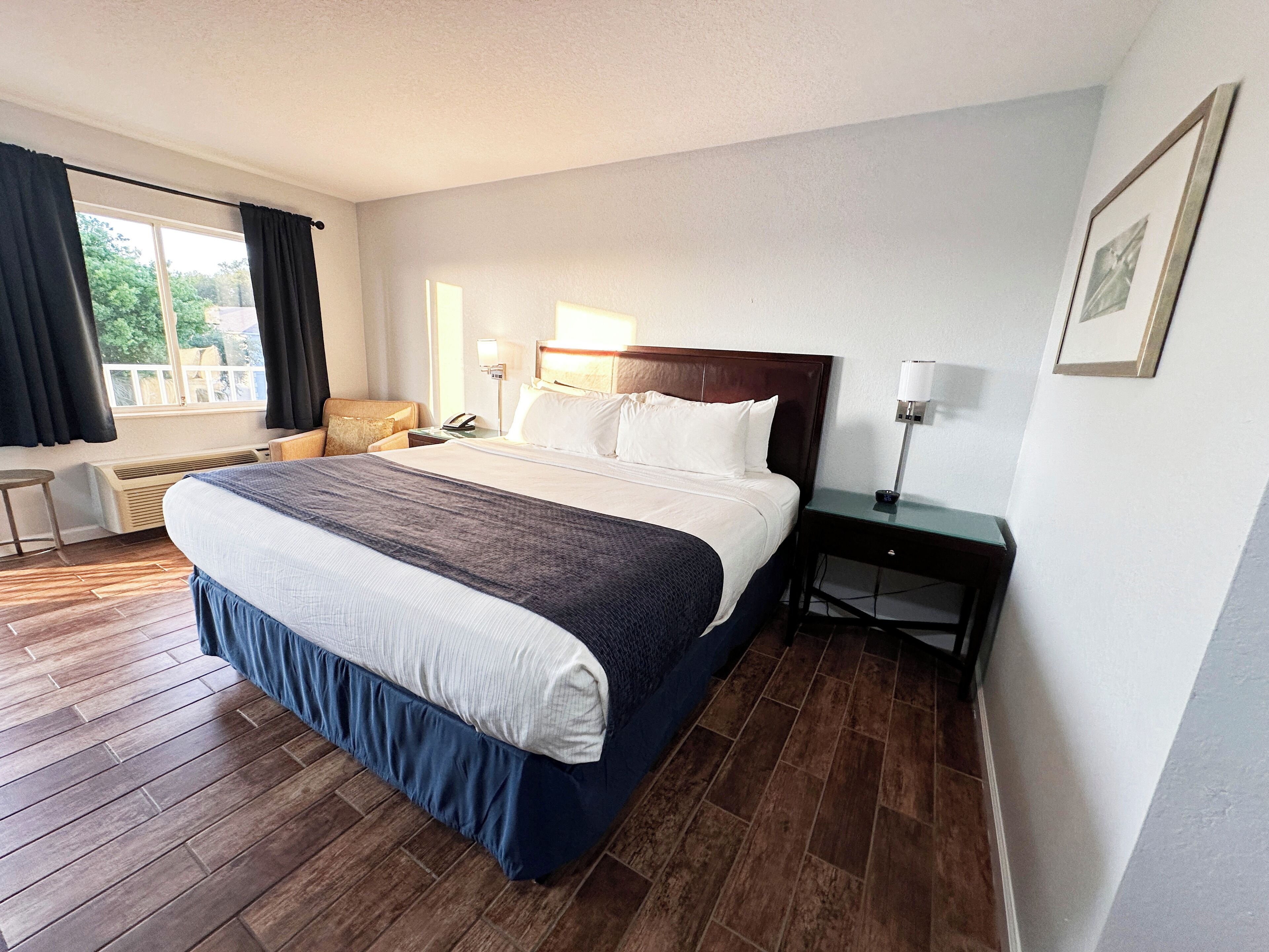 standard room, 1 king bed, non smoking | blackout curtains, iron/ironing board, free wifi, bed sheets