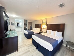 Kamar Deluks, 2 Tempat Tidur Queen, Bebas Asap Rokok, lemari es & microwave | Tirai kedap cahaya, setrika/meja setrika, Wi-Fi gratis, dan seprai linen