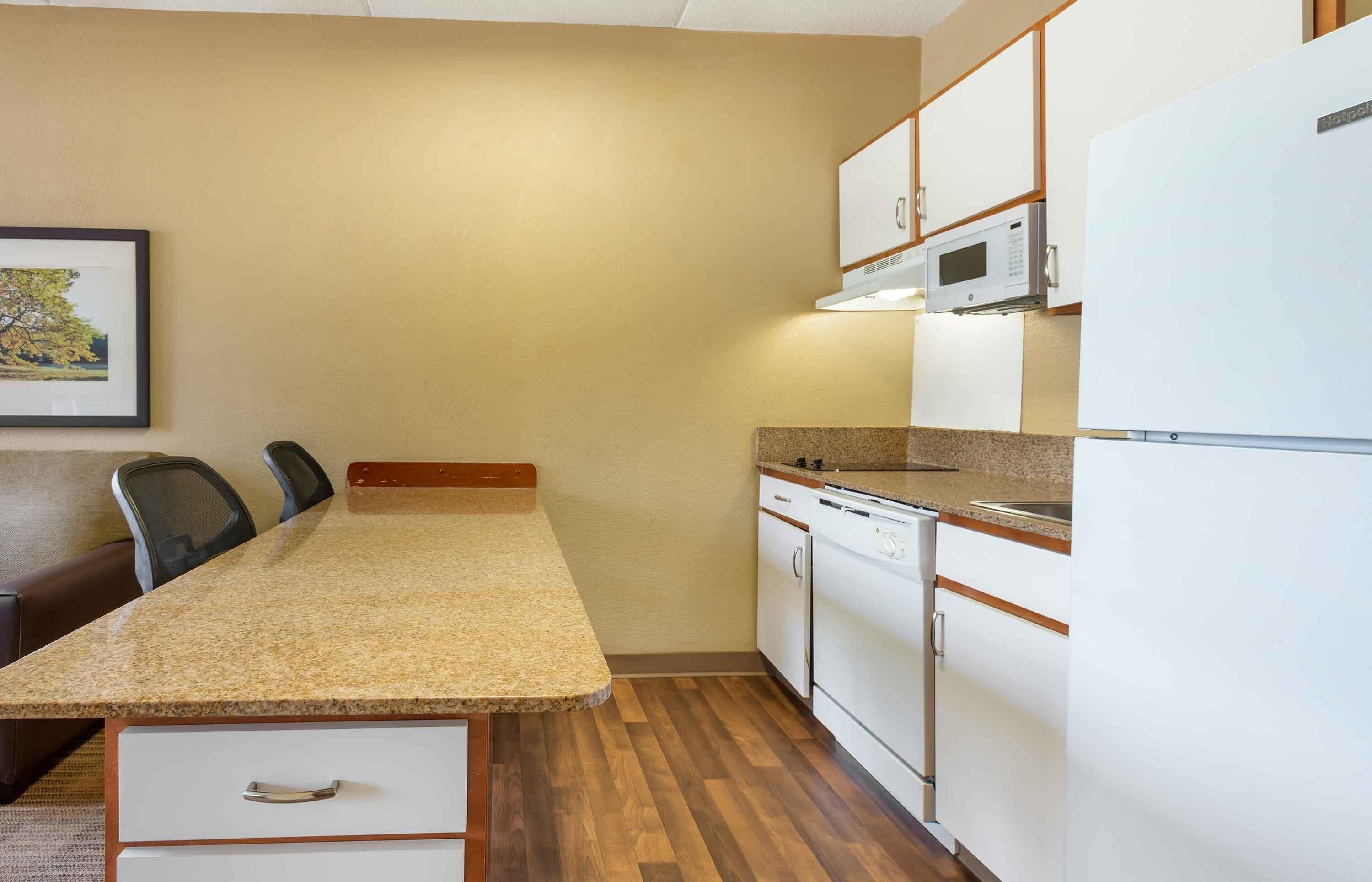 Suite, 1 Tempat Tidur King dengan tempat tidur Sofa, Bebas Asap Rokok | Dapur pribadi | Mesin pembuat kopi/teh, lemari es besar, microwave, dan kompor