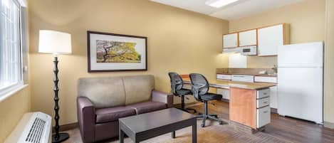 Suite, 1 cama King size y sofá cama, para no fumadores | Escritorio, tabla de planchar con plancha y wifi gratis