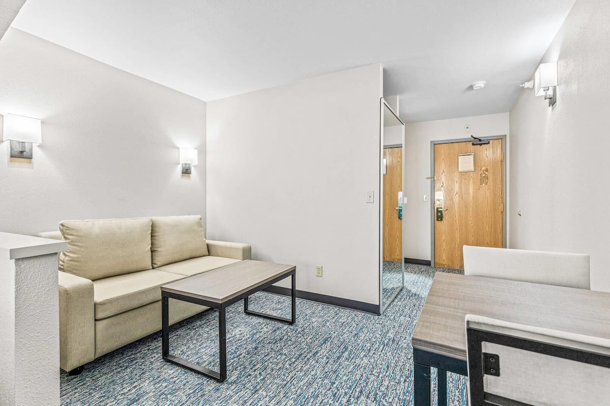 1 quarto, cofres nos quartos, espaço de trabalho para notebook