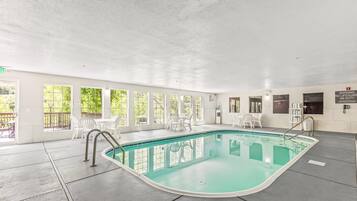 Inomhuspool med öppettider 10.00 till 22.00, och solstolar