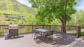 Una piscina techada, sillones reclinables de piscina