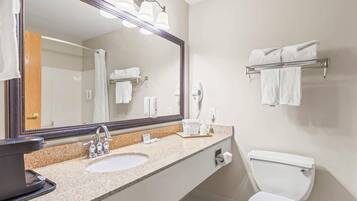 Combined shower/tub, free toiletries, hair dryer, towels