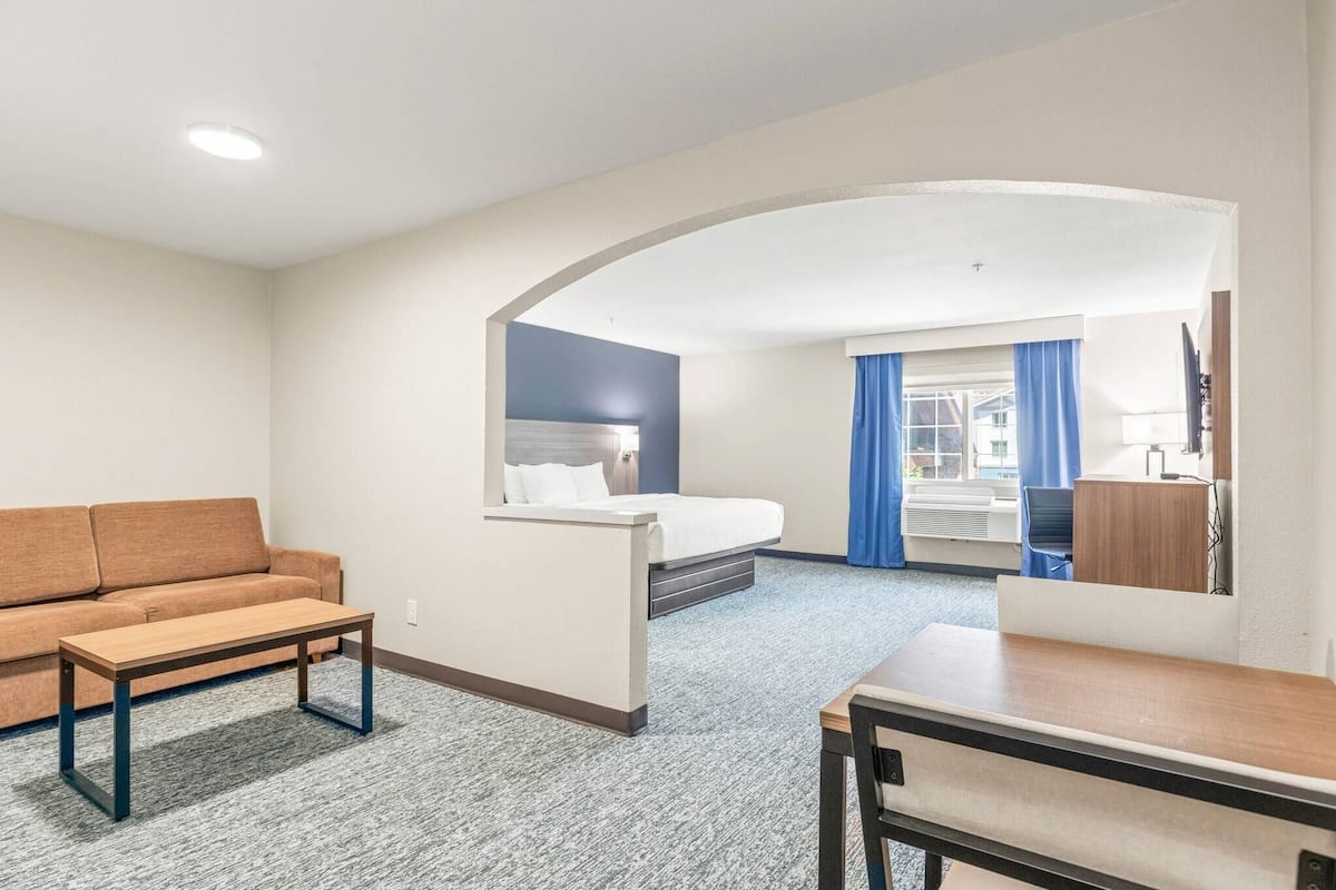 1 bedroom, in-room safe, laptop workspace, blackout drapes