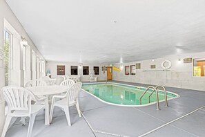 Innenpool, geöffnet von 10:00 Uhr bis 22:00 Uhr, Liegestühle