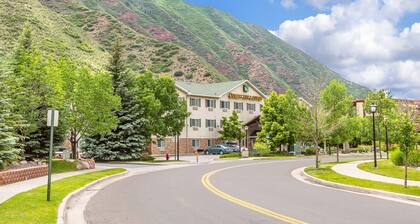 Quality Inn & Suites On the River