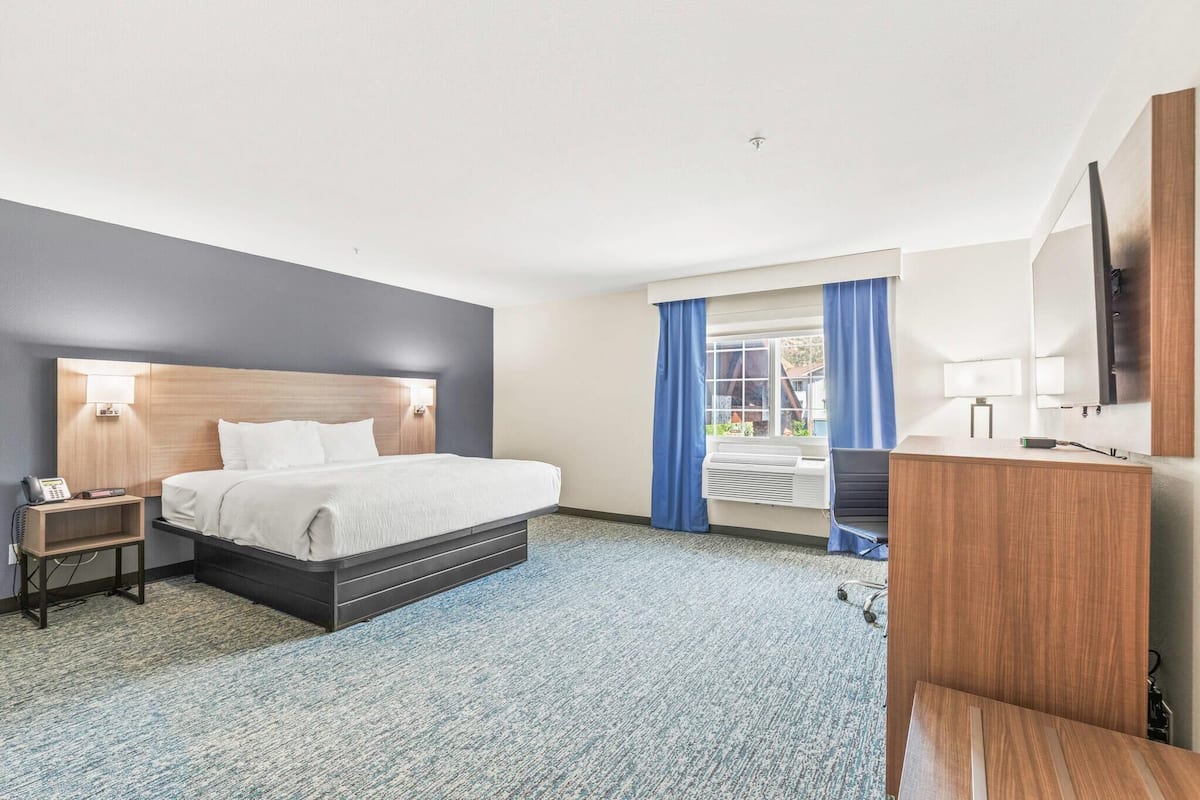 1 bedroom, in-room safe, laptop workspace, blackout curtains
