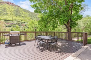 실내 수영장, 10:00 ~ 22:00 오픈, 일광욕 의자