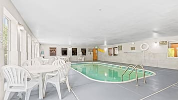 Innenpool, geöffnet von 10:00 Uhr bis 22:00 Uhr, LiegestĂŒhle