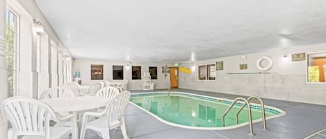 Piscine couverte, accès possible de 10 h 00 à 22 h 00, chaises longues