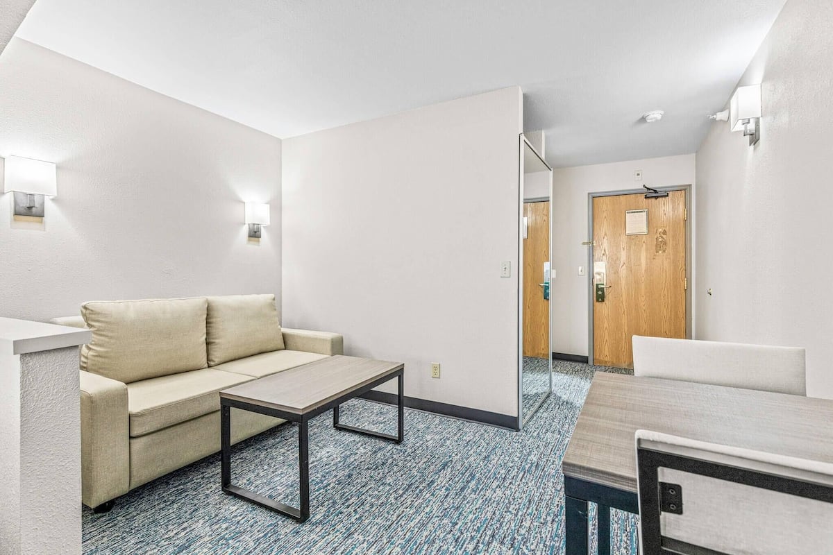 1 bedroom, in-room safe, laptop workspace, blackout drapes