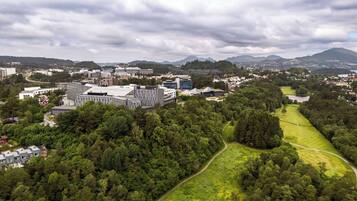 Vista aérea de un campus con edificios modernos, un campo de golf y zonas verdes circundantes.