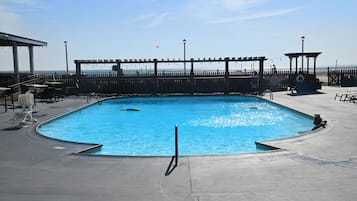 Piscina externa sazonal, funciona das 10h às 22h, espreguiçadeiras